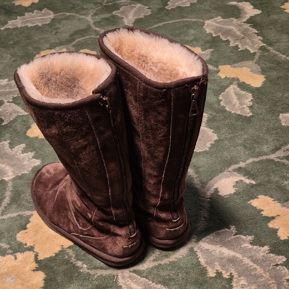 UGG Brown Winter Boots with Cream Lining - Picture 3 of 10